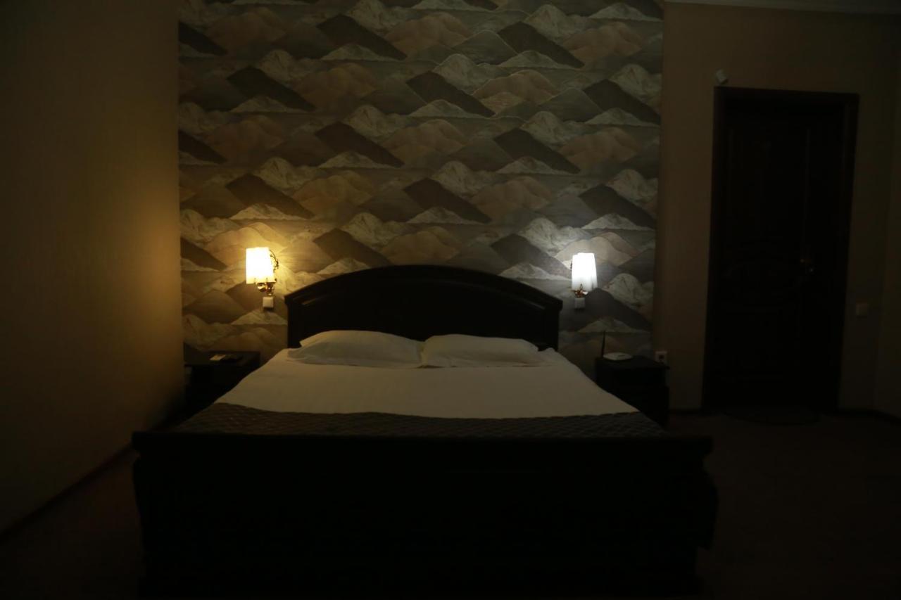 Vip Mini Hotel 塞米伊 外观 照片
